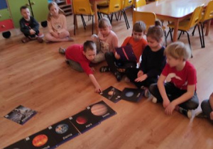 Dzieci poznają planety Układu Słonecznego.